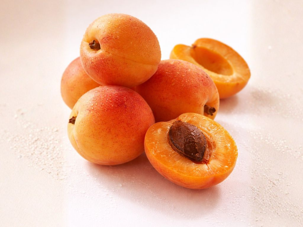 Marhuľa Cafona na 90-100 cm kmienku, výška 150-180 cm, kvetináč 10 l