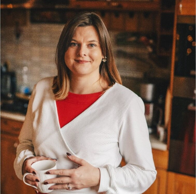 Crop svetřík Nui ve smetanové