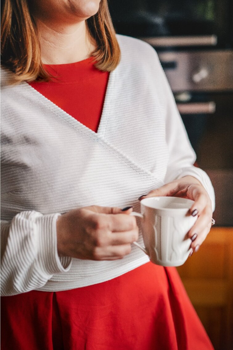 Crop svetřík Nui ve smetanové