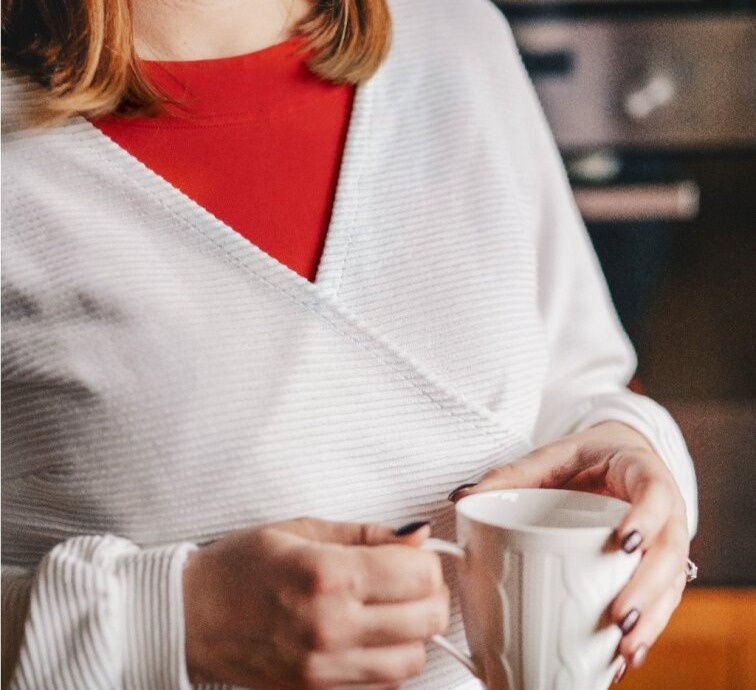 Crop svetřík Nui ve smetanové