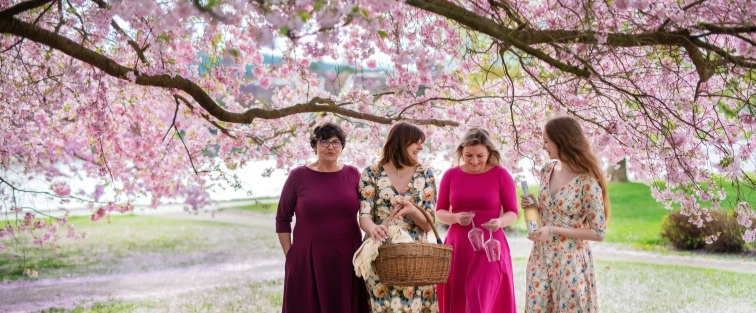 Jedna sukně tančí s tebou, druhá ti dodá klid a jistotu. Objev střih, který ladí s tvým rytmem i duší.