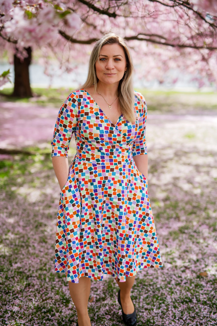 Jedna sukně tančí s tebou, druhá ti dodá klid a jistotu. Objev střih, který ladí s tvým rytmem i duší.