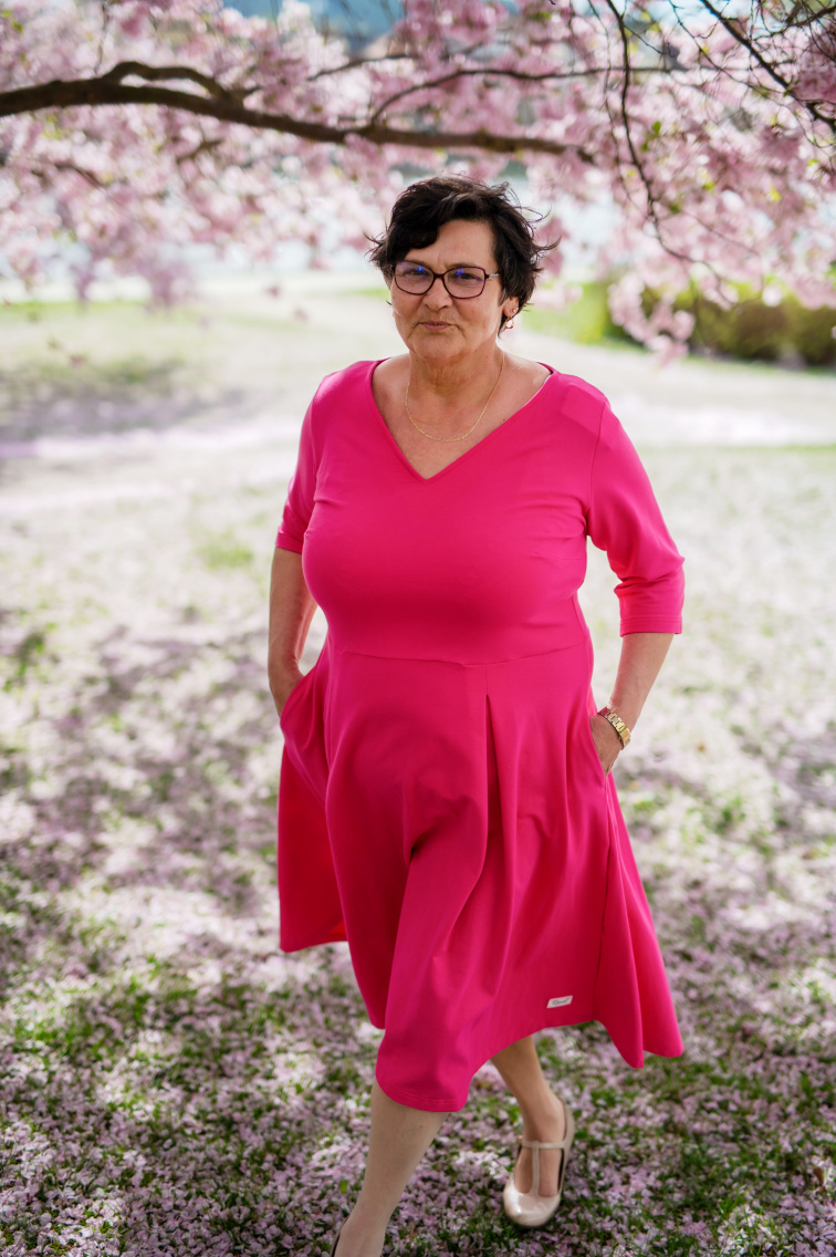 Jedna sukně tančí s tebou, druhá ti dodá klid a jistotu. Objev střih, který ladí s tvým rytmem i duší.