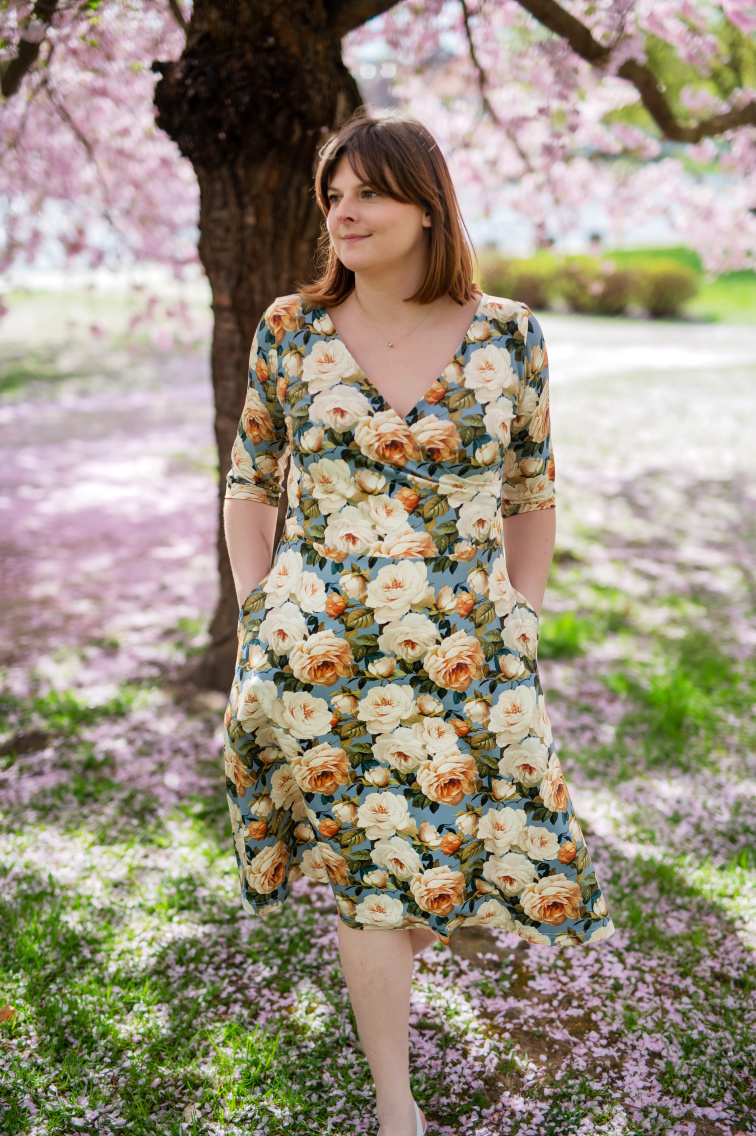 Jedna sukně tančí s tebou, druhá ti dodá klid a jistotu. Objev střih, který ladí s tvým rytmem i duší.