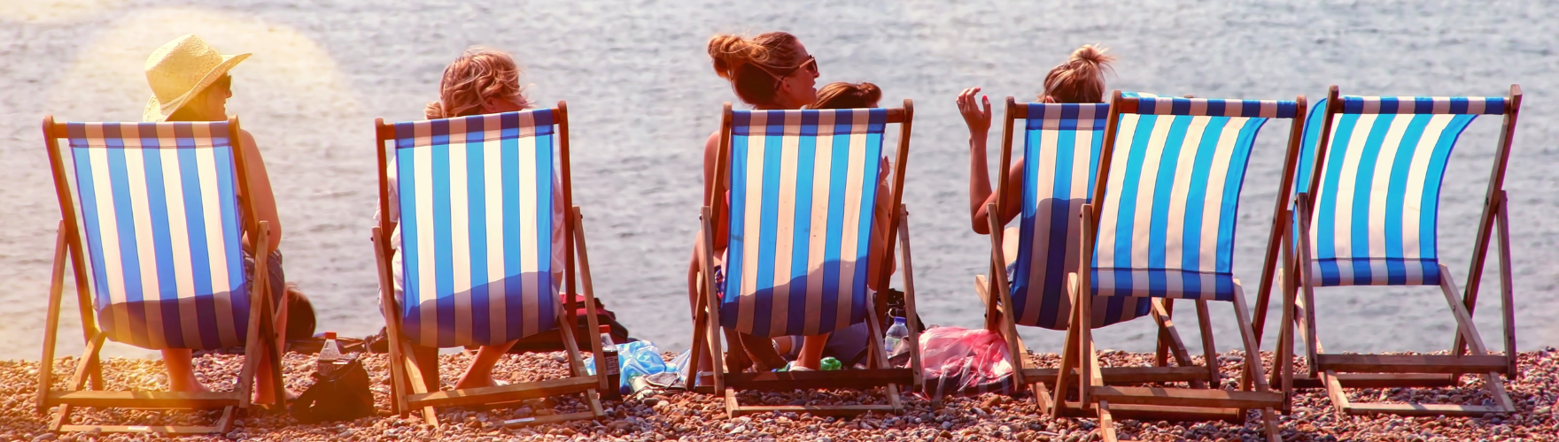 pohoda žen na plážových křesílkách