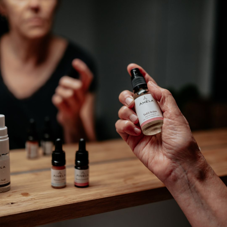 ženská ruka držící Svěží tonikum