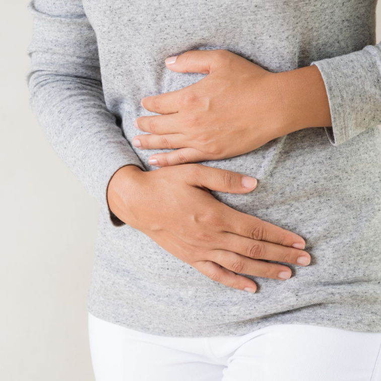 žena, držící se za břicho, prožívající střevní nekomfort