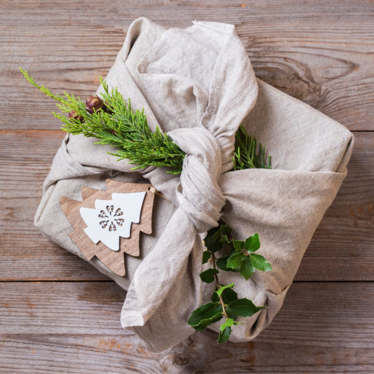 furoshiki - zabalený dárek v látce, s větvičkou ze stromu