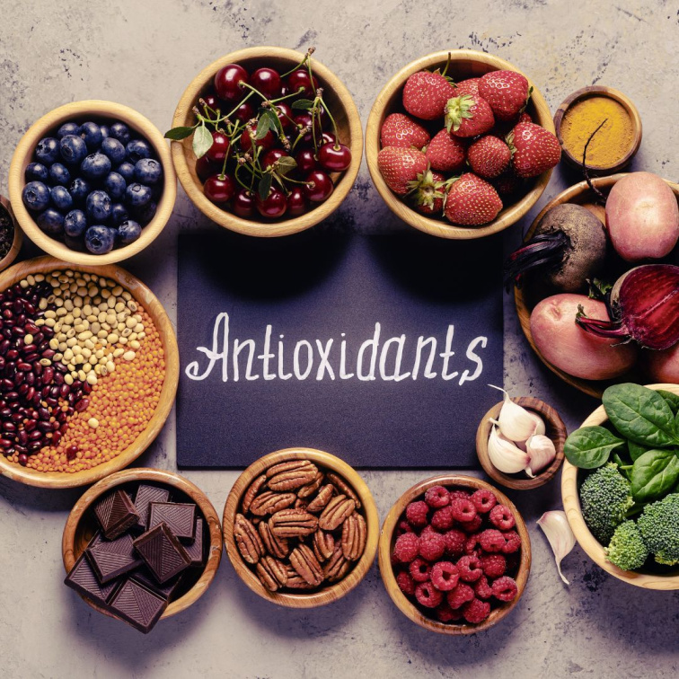 Misky s bobulovým ovocem, ořechy, hořkou čokoládou a zeleninou pro podporu antioxidantů v těle zevnitř.
