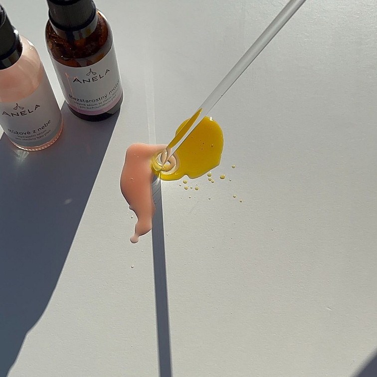 míchání kapek hydratačního a výživového olejového séra