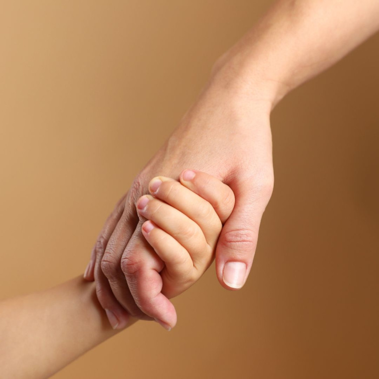 ruka dcery v ruce mámy