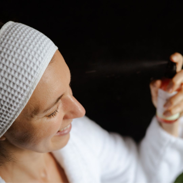 žena tonizující si pleť