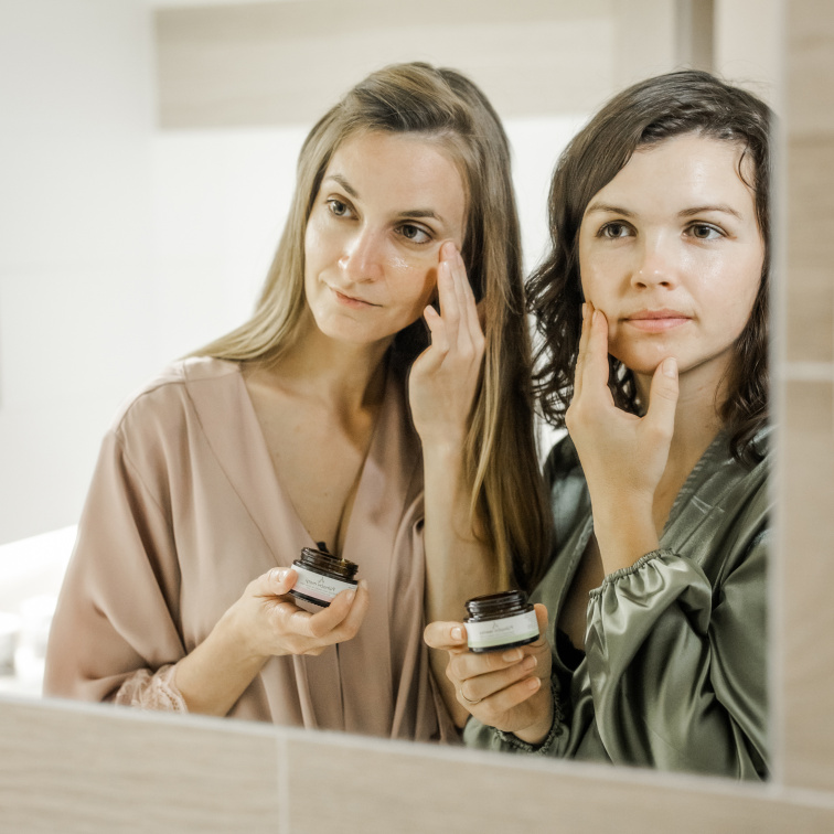 dvě mladé ženy, které o sebe pečují Půlnočními balzámy od Anely