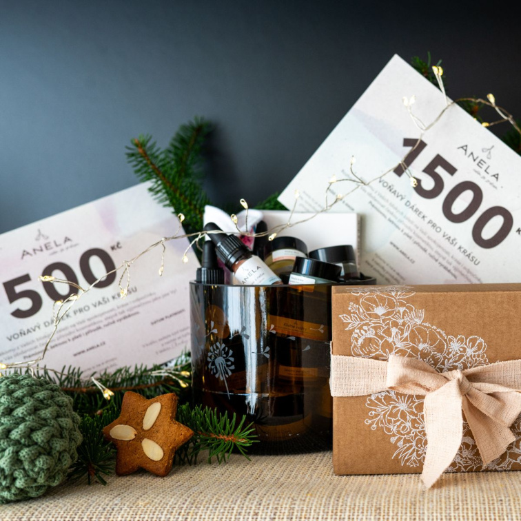 chladítka a prázdné sklenice na dřevěném stole