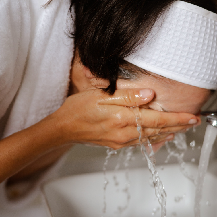 žena, pečující o svoji pleť