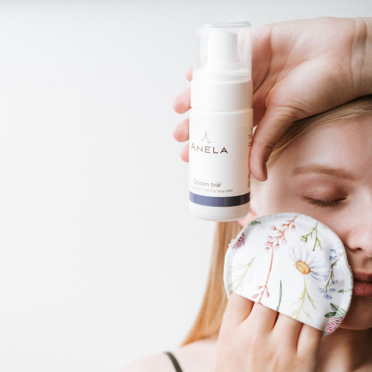 dívka držící čistící pěnu a odličovací tampon