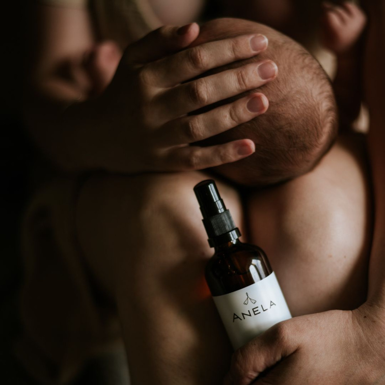 hlava miminka, lahvička olejíčku Pohladím miminka