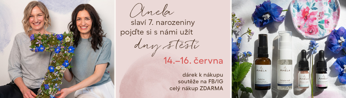 Miminko ležící v trávě za slunečného dne vedle zářícího letního slunce.