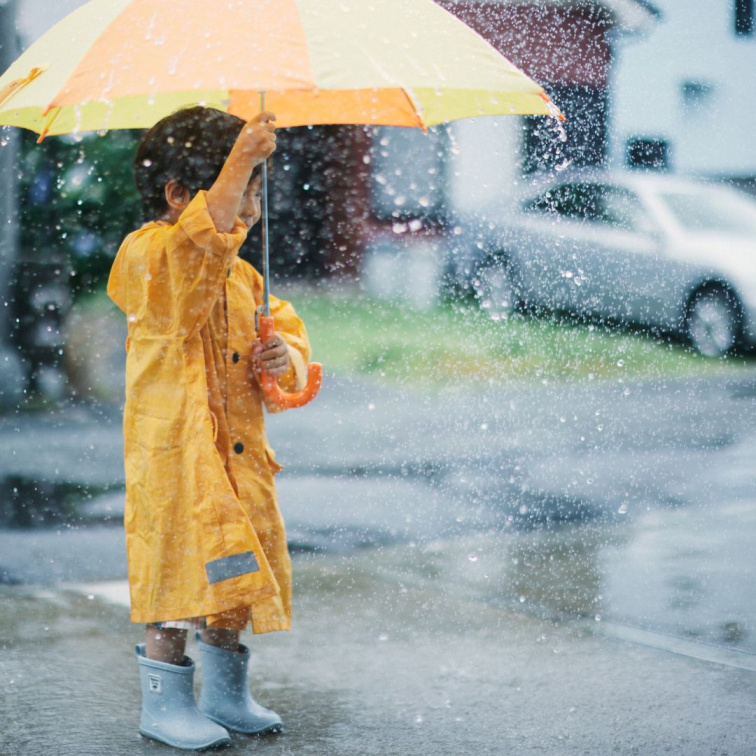 ditě v dešti s deštníkem