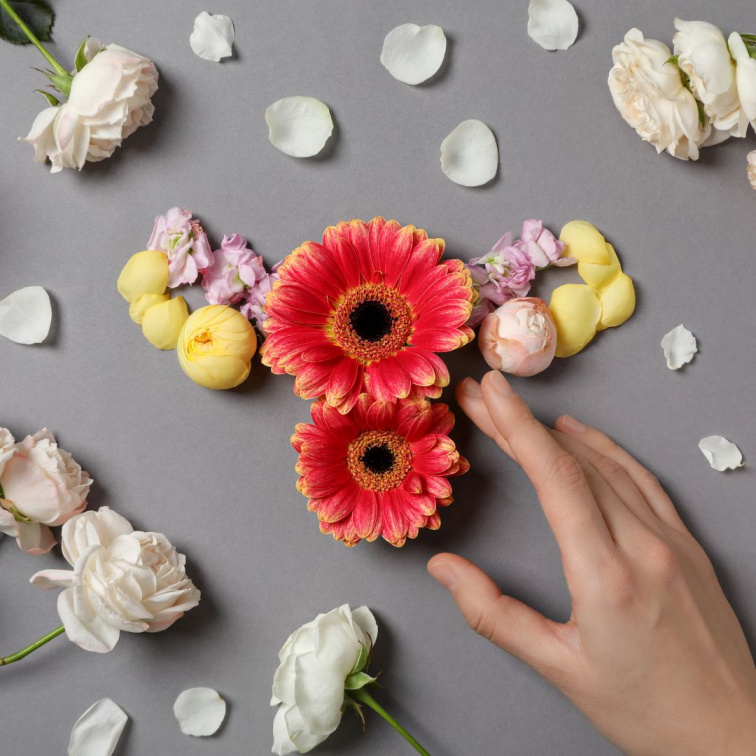 zralá žena užívající si koupel s ženskými oleji obsahující fytoestrogeny