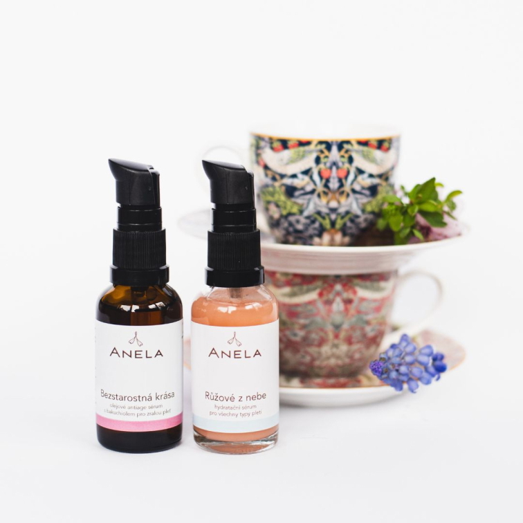 hydratační a bezstarostné sérum v pozadí s barevnými hrnečky na kávu