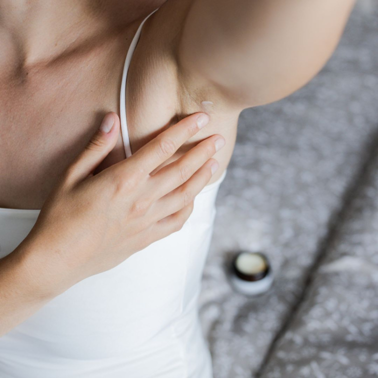Detailní nanášení přírodního krémového deodorantu Anela prsty do čistého podpaží.