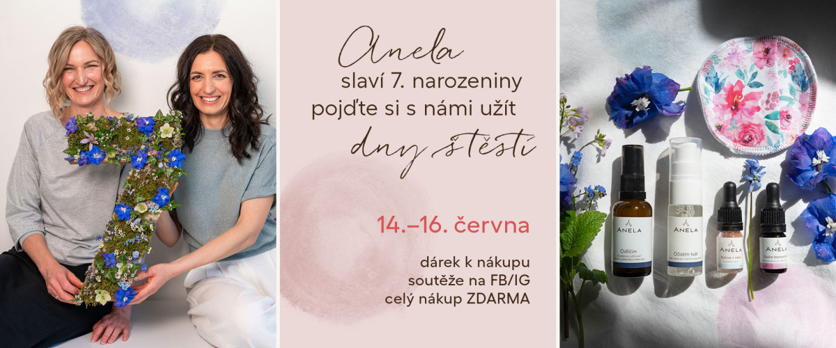 Zakladatelky Andrea a Eliška drží mechovou sedmičku vedle narozeninového banneru Dny štěstí a produktů přírodní kosmetiky Anela.