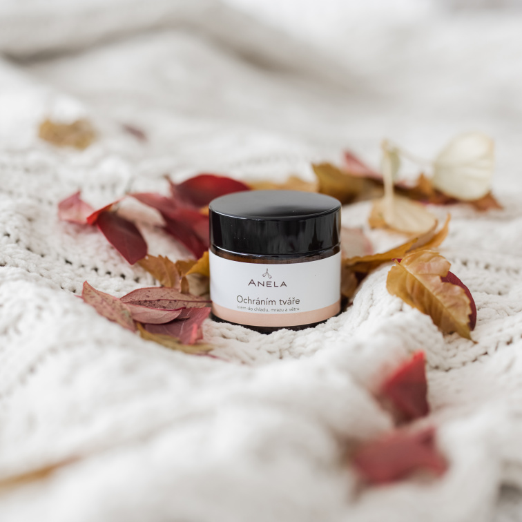 krém do chladu, mrazu a větru, okolo podzimní listy