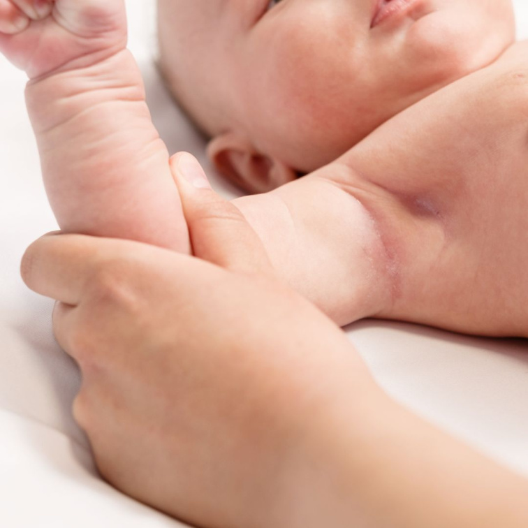 Zapařená a zarudlá pokožka v podpažní jamce miminka vyžadující šetrnou péči.