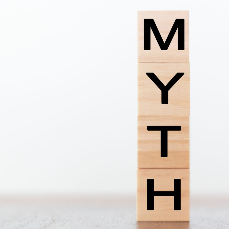 Sloupec z dřevěných kostek s nápisem MYTH na světlém pozadí označující sekci o nejčastějších mýtech v ochraně před sluncem.