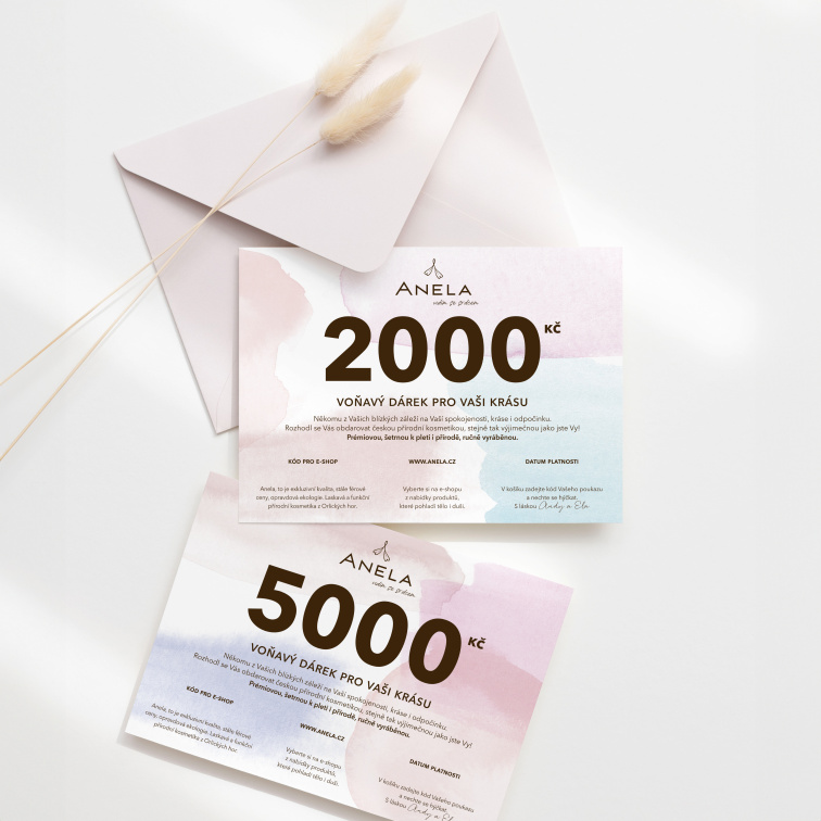 dárkový poukaz, položený na obálce