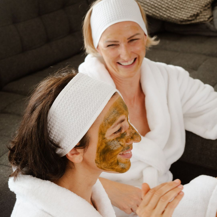 ženy s pleťovými maskami užívající chvilku pohody