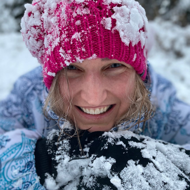 usmívající se žena v zimním mrazivém dni