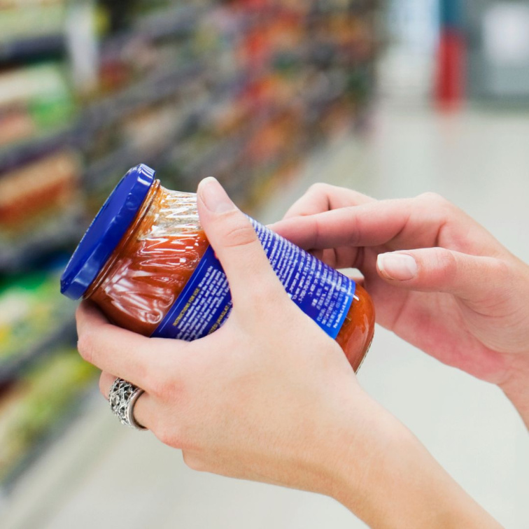 žena, která čte v obchodě složení produktu