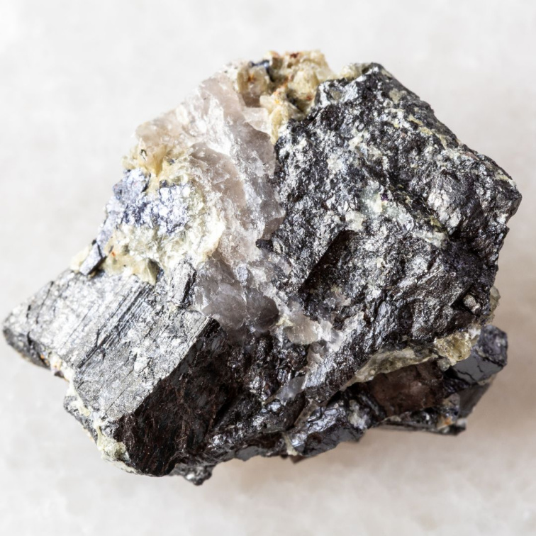 Kousek surového tmavého minerálu, ze kterého se získávají přírodní minerální filtry jako oxid zinečnatý.