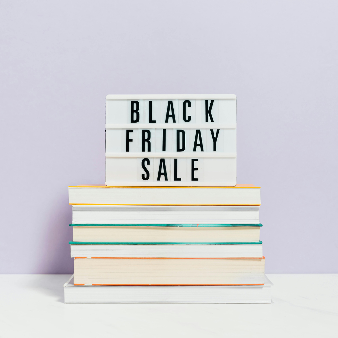nápis black friday, položený na knihách