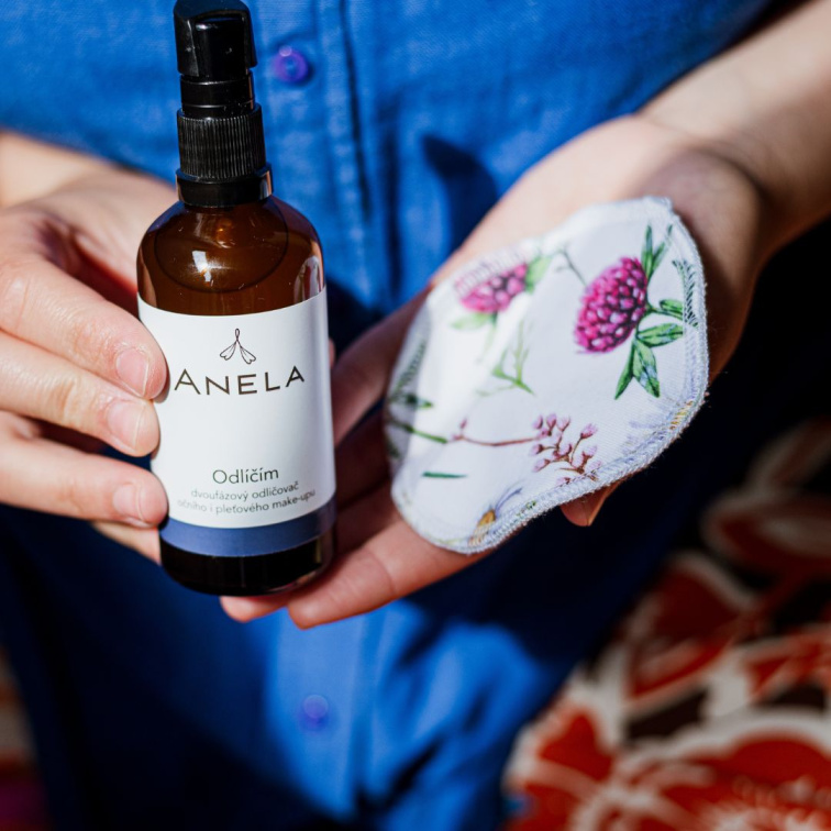 ženské ruce, držící odličovací tampón a odličovač