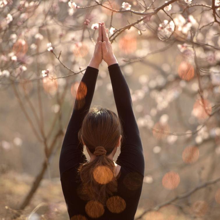 žena v jarní přírodě