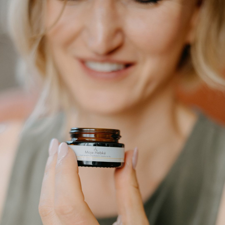 Žena držící masku na rty Moje Hebké