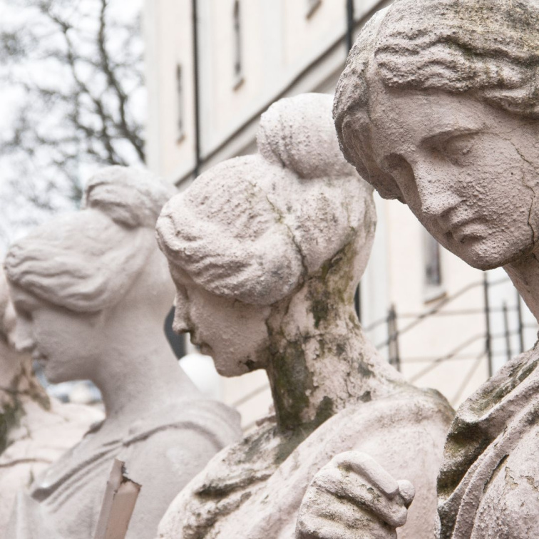 sochy krásných žen