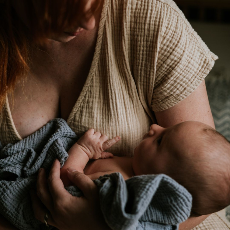 žena pečující o miminko