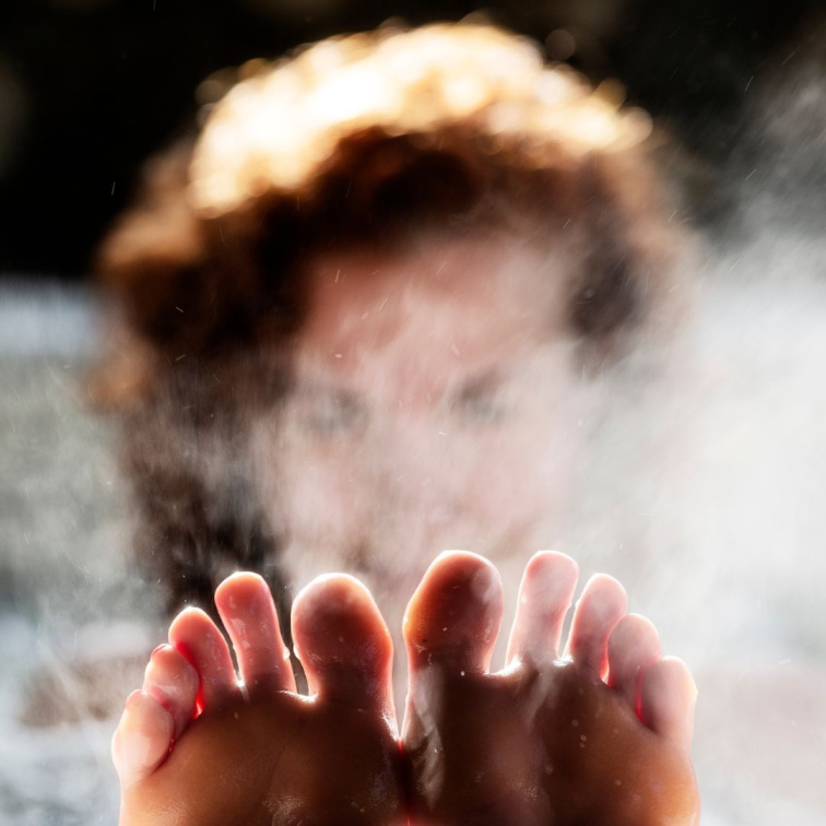 žena v horké vaně