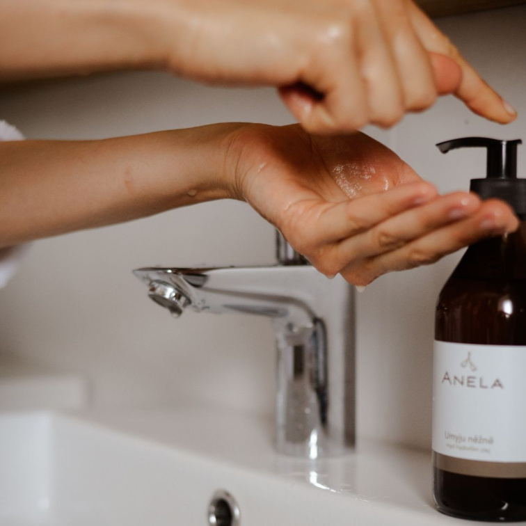 mytí rukou hydrofilním olejem Umyju něžně