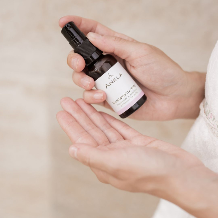 ruce držící Zklidňující olejové sérum na pleť: Bezstarostný motýl