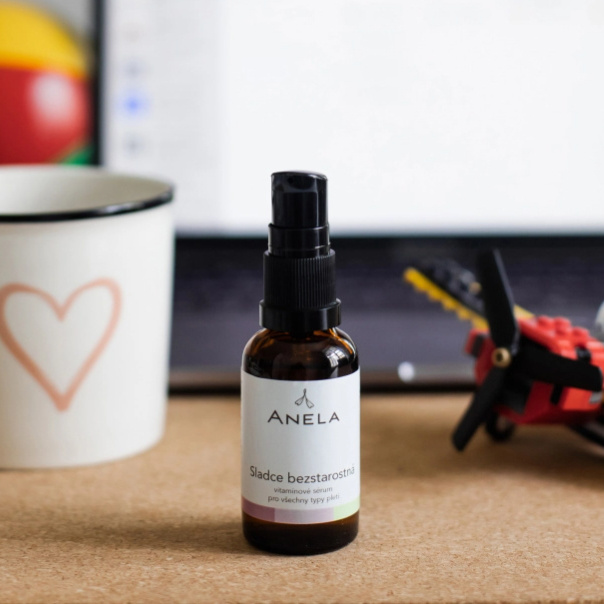 Vitamínové sérum na počítačovém stole