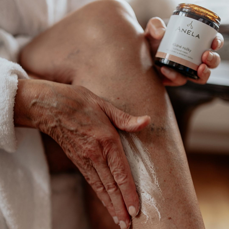 žena, která si na nohy maže hořčíkové máslo Klidné nožky