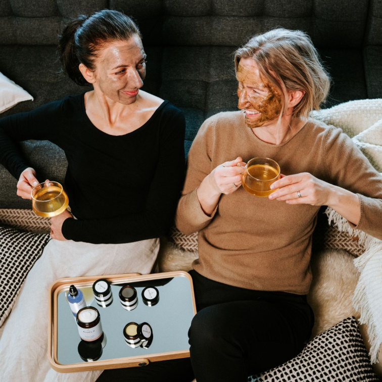 Andy a Ela, odpočívající s pleťovými maskami po Vánocích