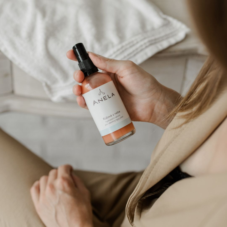 žena držící Růžové z nebe