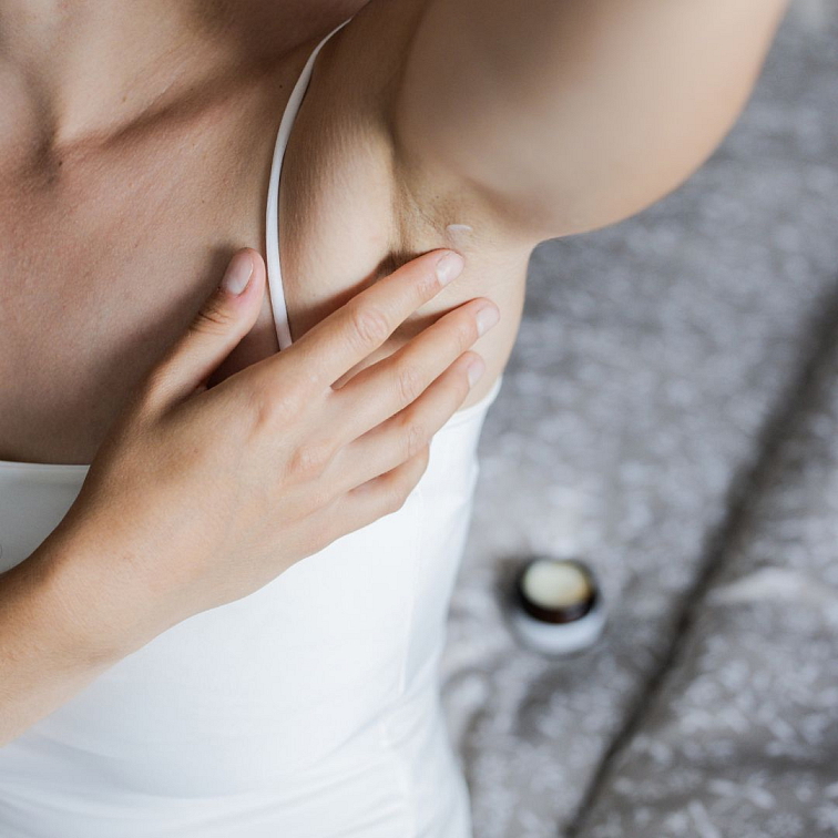 Naše tělo se potřebuje potit: Pravda o deodorantech a antiperspirantech