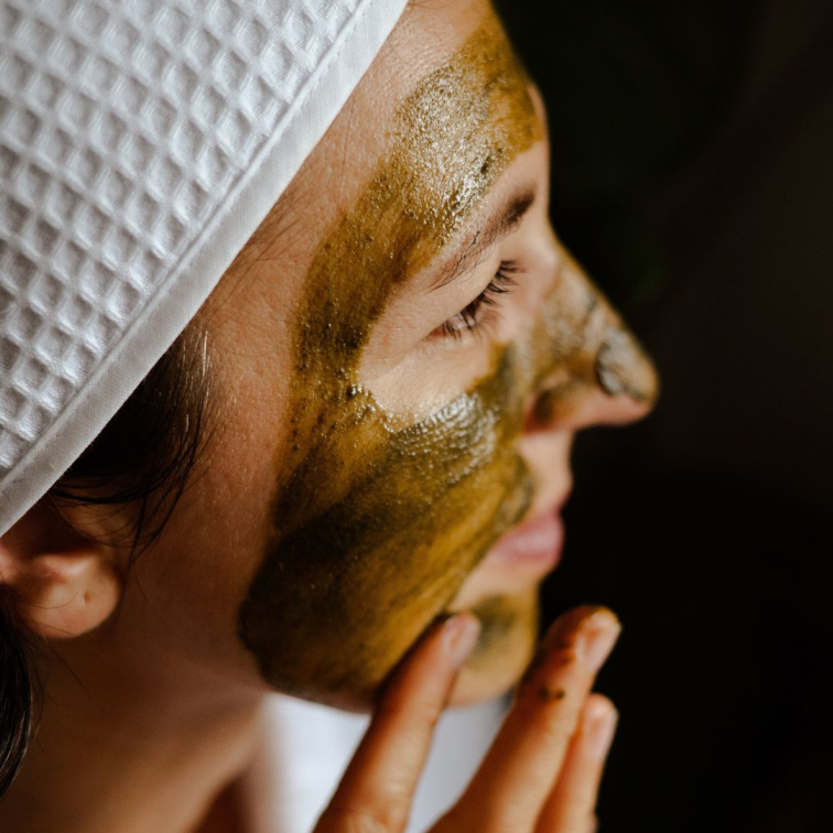 žena, pečující o svou pleť regenerační a zklidňující pleťovou maskou Moje Moringová